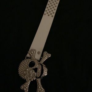 one size white skull belt